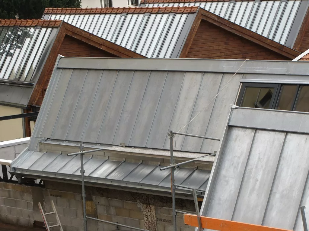Toiture en zinc à joints debout en cours de réalisation.