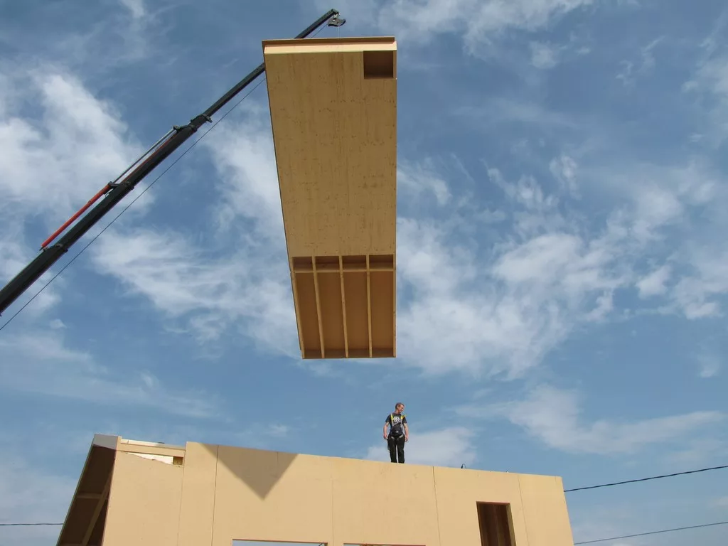 Levage d’un panneau bois sur chantier de construction