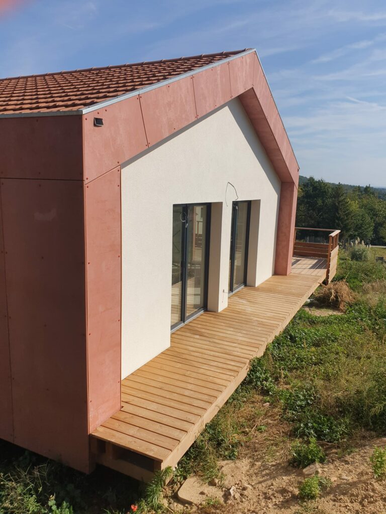 Maison passive de 120m², isolation ouate de cellulose, enduit et Viroc rouge