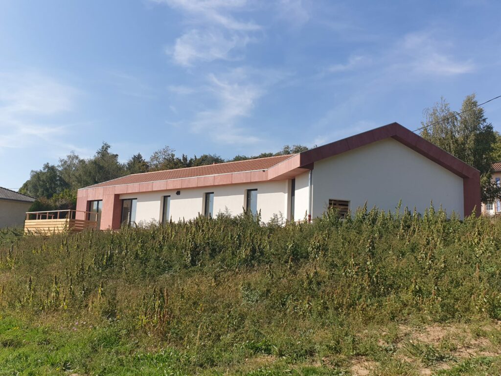 Maison passive construite sur pieux métalliques avec terrasses bois en Isère