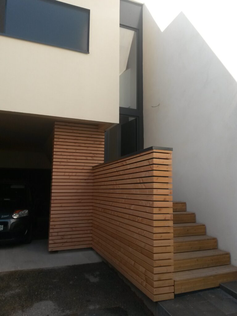 Extension de maison en ossature bois avec un design contemporain.