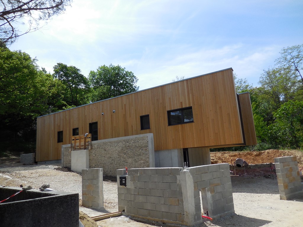 Construction d’une ossature bois en cours.