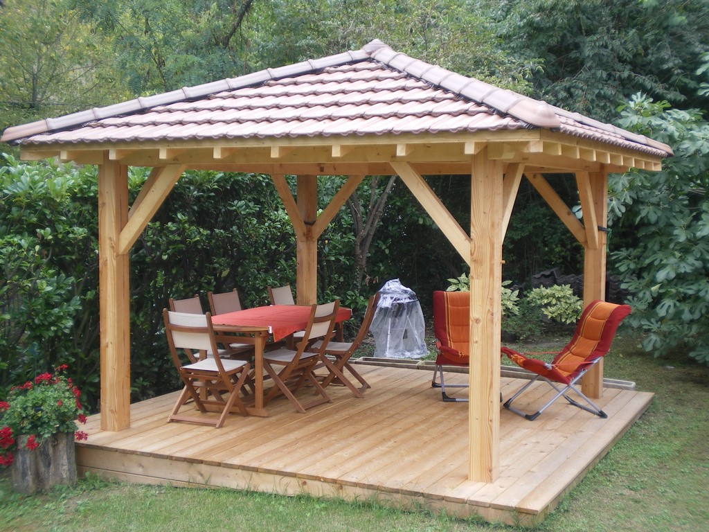 Kiosque en bois avec toiture traditionnelle et terrasse intégrée