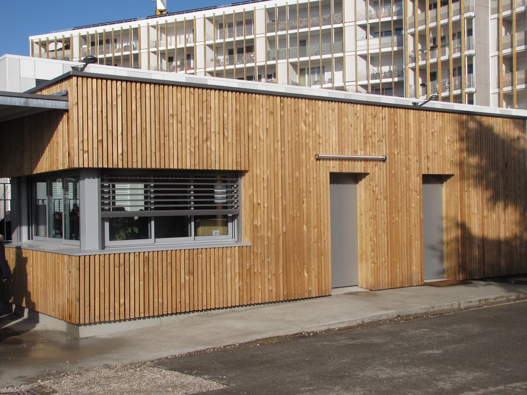 Bâtiment en ossature bois avec bardage vertical