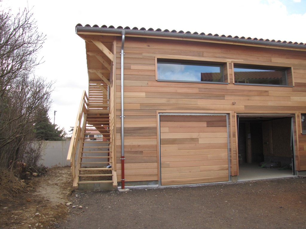 Construction en ossature bois avec bardage bois.