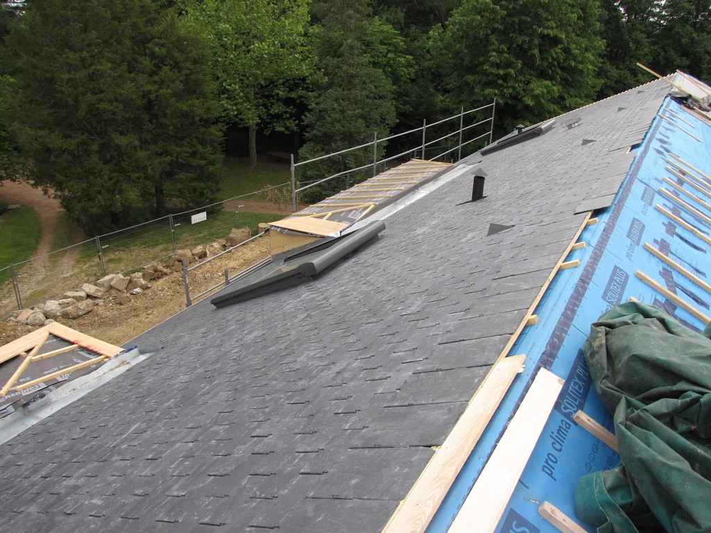 Toiture en ardoise en cours de construction