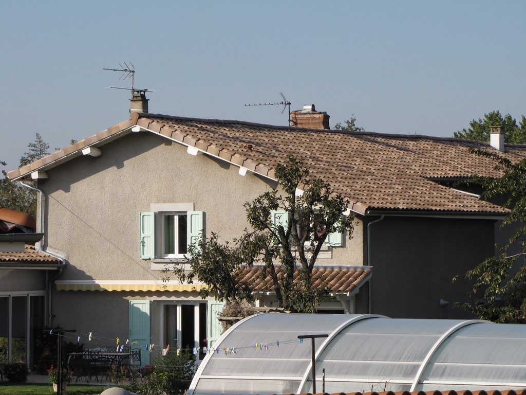 Détail de couverture de toit avec tuiles.