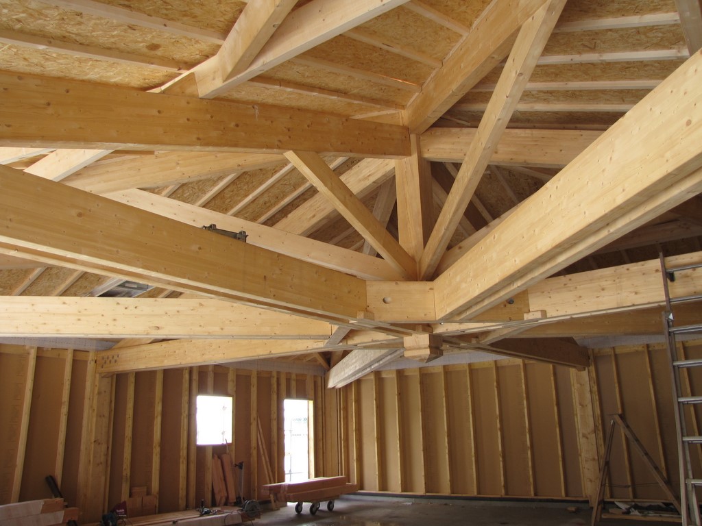 Charpente traditionnelle bois apparente à l’intérieur d’une maison en construction