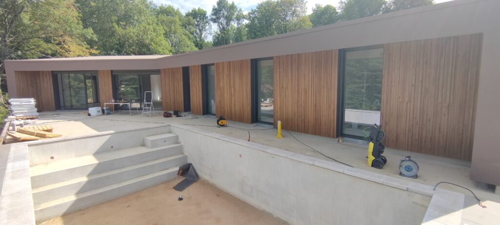 Maison en ossature bois en cours de construction.