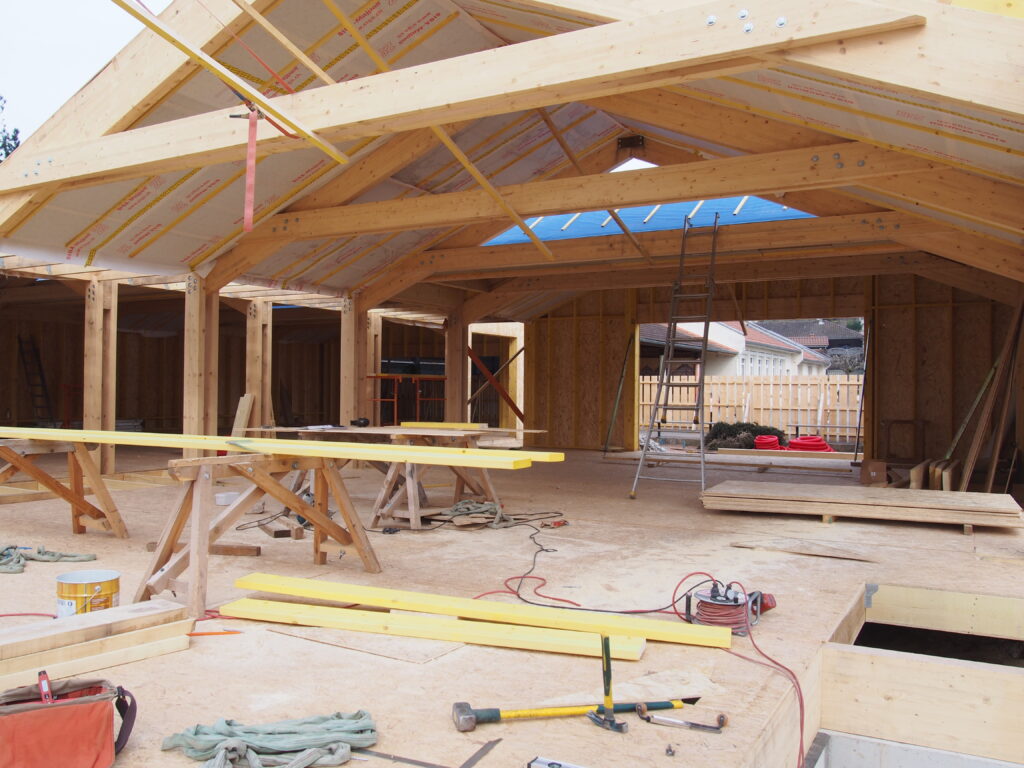Extension d’école en ossature bois en cours de construction.