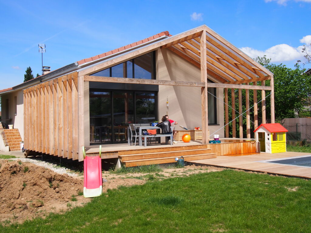 Extension en bois avec structure apparente et grande ouverture vitrée