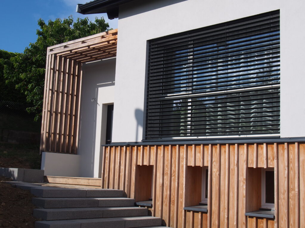 Extension bois moderne réalisée par une entreprise spécialisée en construction bois.