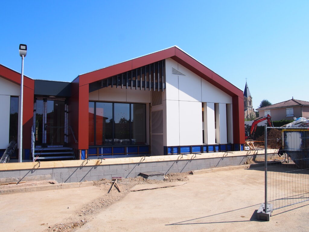 Extension d’école en cours de construction avec ossature bois.