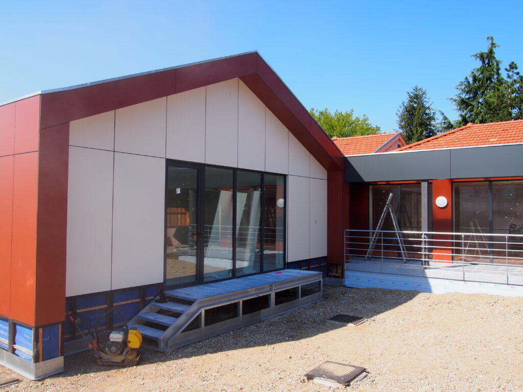 Chantier d’extension scolaire en ossature bois.