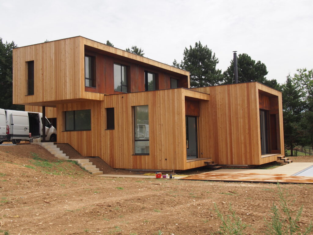 Maison contemporaine en ossature bois avec bardage en mélèze et acier corten.