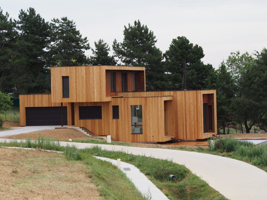 Maison contemporaine en ossature bois avec bardage en mélèze et acier corten.