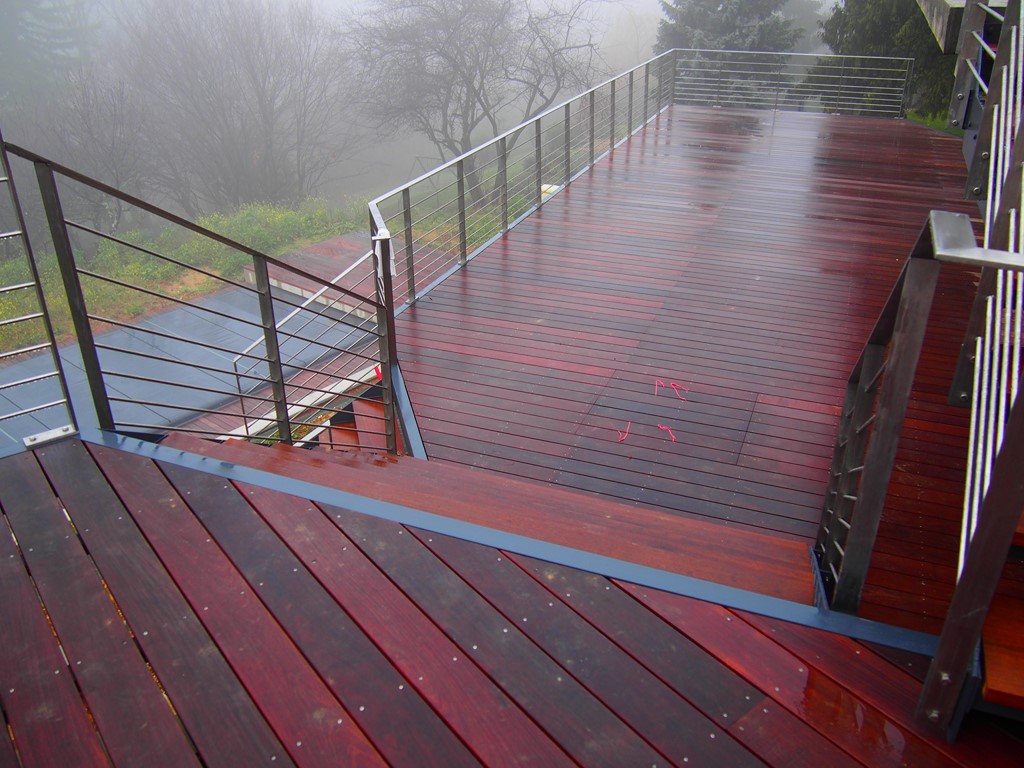 Terrasse bois exotique avec garde-corps métallique et escalier intégré