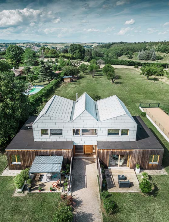 Maison moderne en ossature bois avec isolation écologique et finition durable.